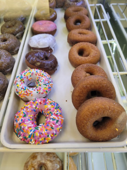 Busy B's Bakery & Donuts